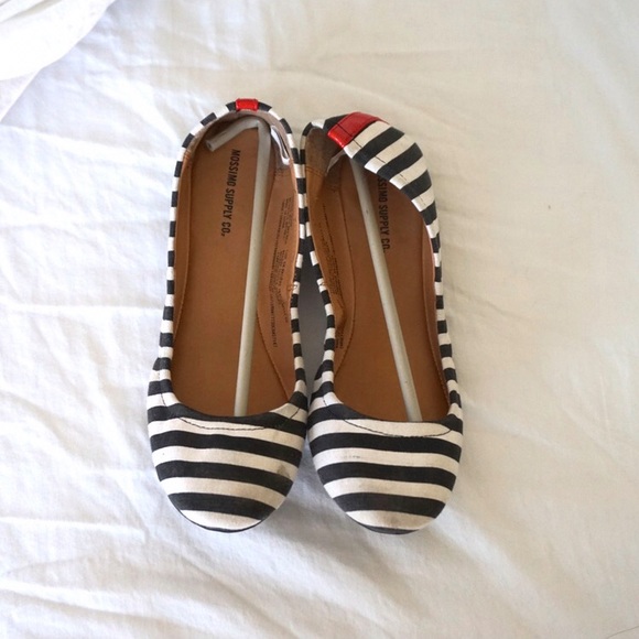 MOSSIMO B&W FLATS - Picture 2 of 4